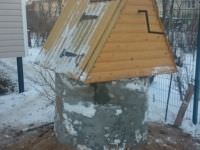 домик на колодце в зимнее время